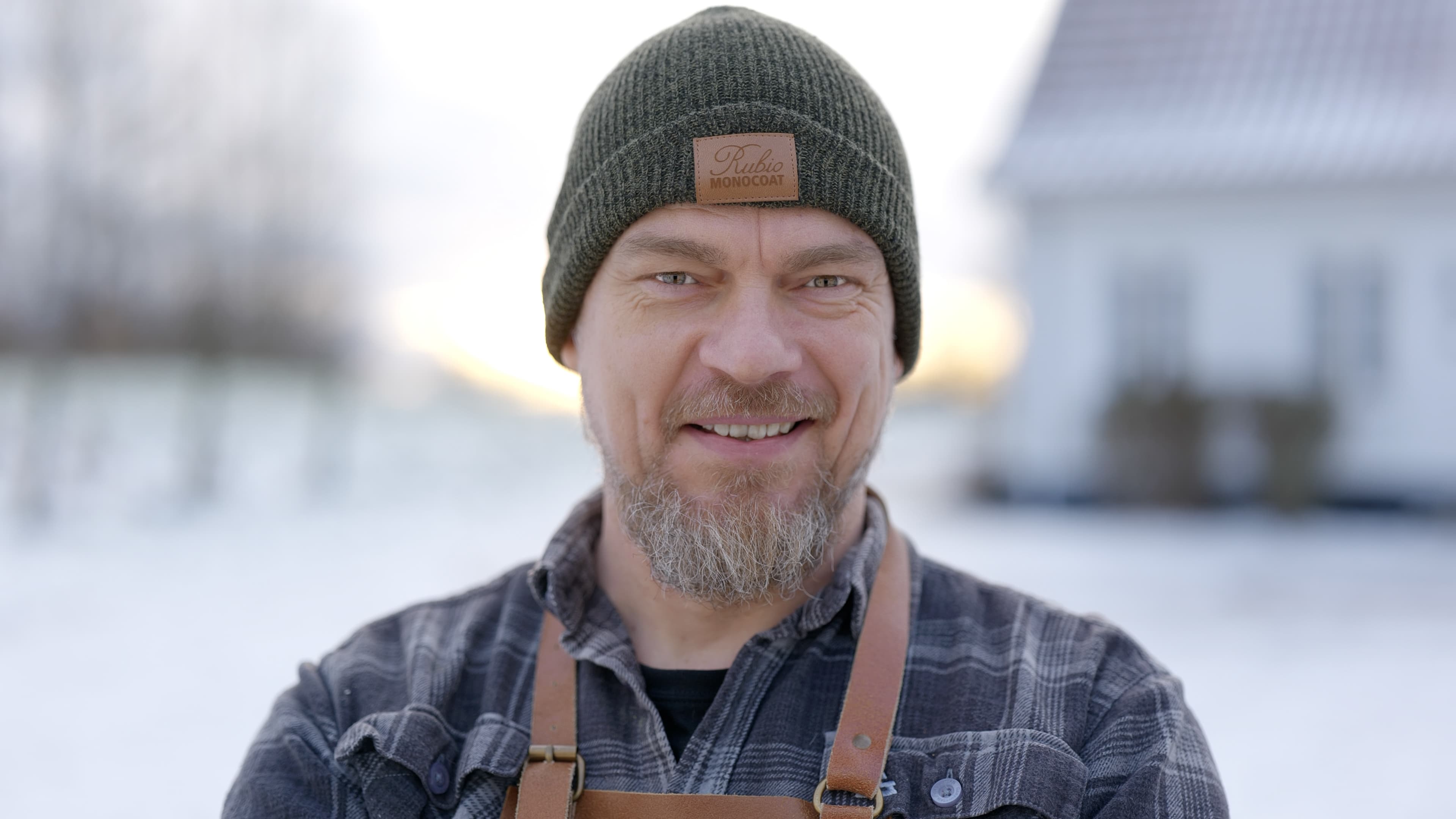Jesper β portrait, winter outdoor, beanie and leather apron